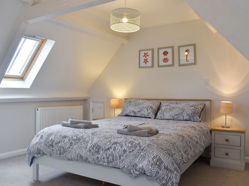Relaxing en-suite master bedroom | Flowergate House, Whitby