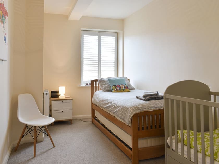 Airy single bedroom with pull out bed and cot | Flowergate House, Whitby