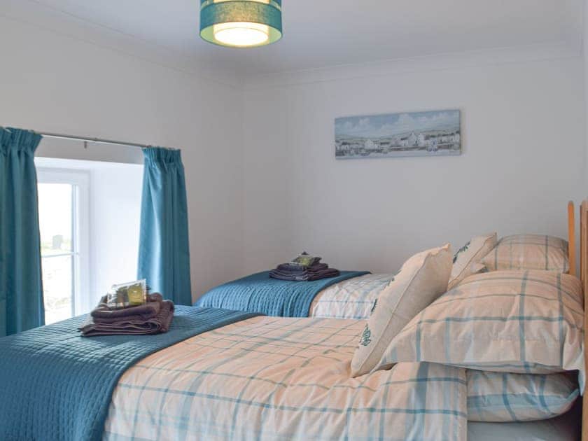 Twin bedroom | Can-Y-Mor - Victoria House Apartments, Llansteffan, near Carmarthen