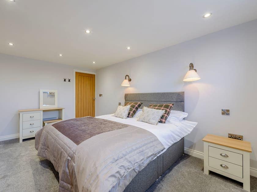 Relaxing double bedroom with en-suite | Big Drift Barn - Fairchilds, Caldecott, near Uppingham