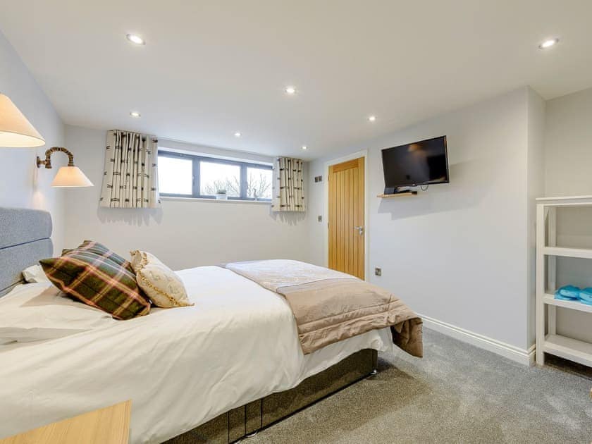Relaxing double bedroom with en-suite | Big Drift Barn - Fairchilds, Caldecott, near Uppingham