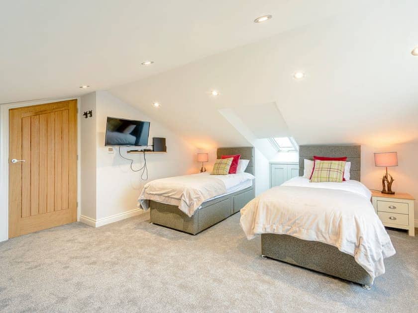 Spacious twin bedroom | Fairchild’s Barn - Fairchilds, Caldecott, near Uppingham