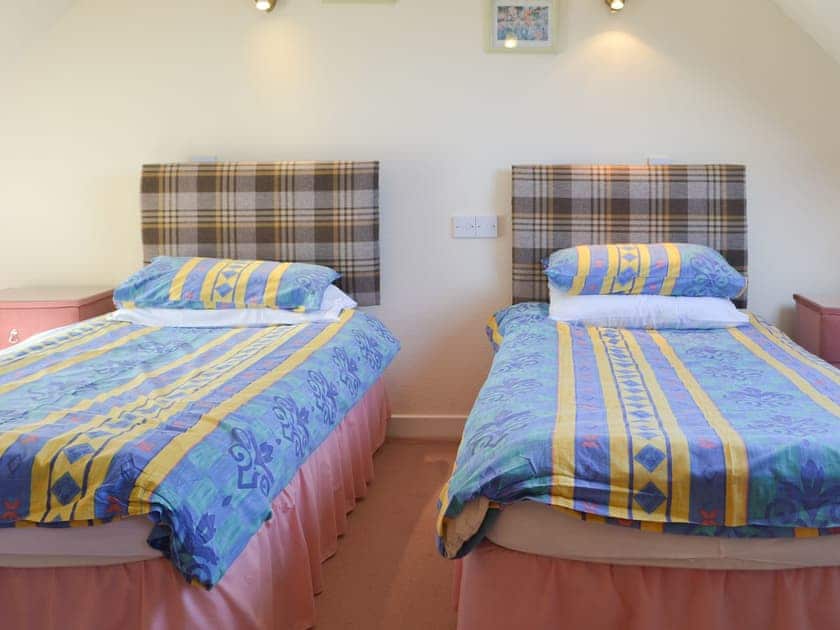 Bedroom with twin single beds | White Gables - Scott Holiday Cottages, Portknockie