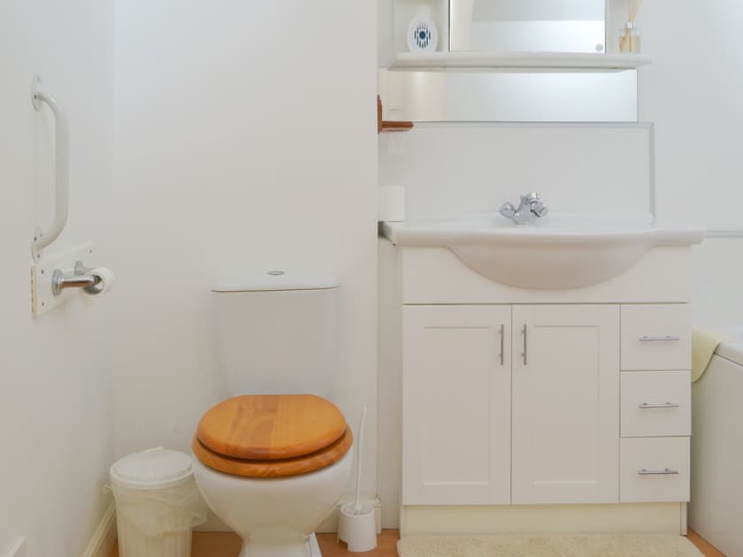 Bathroom | White Gables - Scott Holiday Cottages, Portknockie