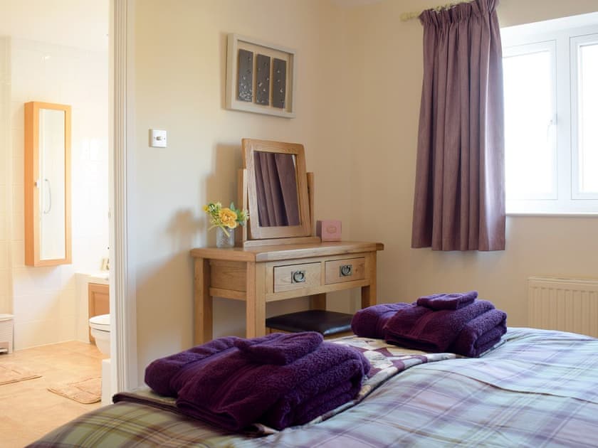 Double bedroom with en-suite | Meadow View, Harley, near Much Wenlock