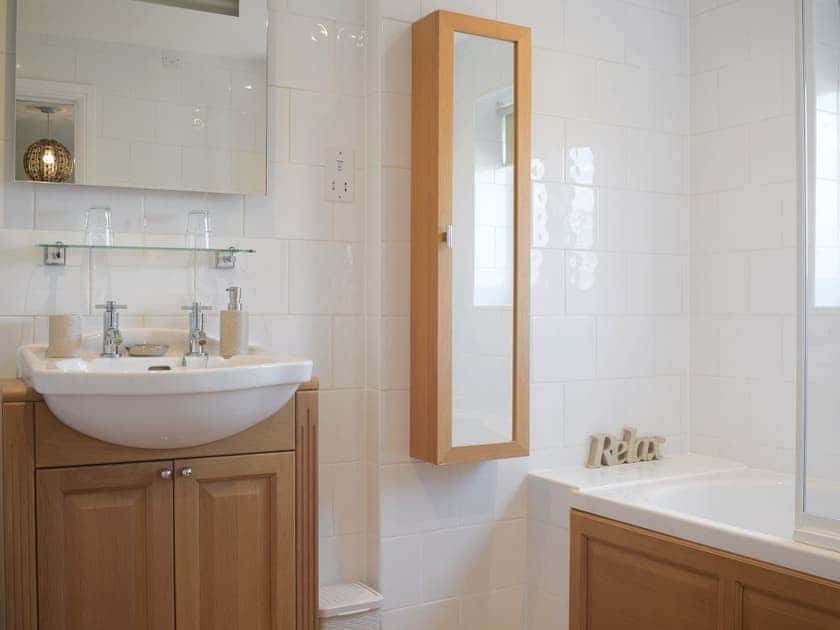 En-suite bathroom | Meadow View, Harley, near Much Wenlock