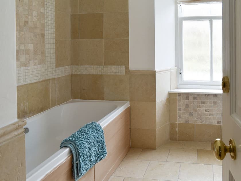 Family bathroom with shower over bath | St Abbs - Lightkeepers Cottage - St Abbs Lighthouse Cottages, St Abbs Head