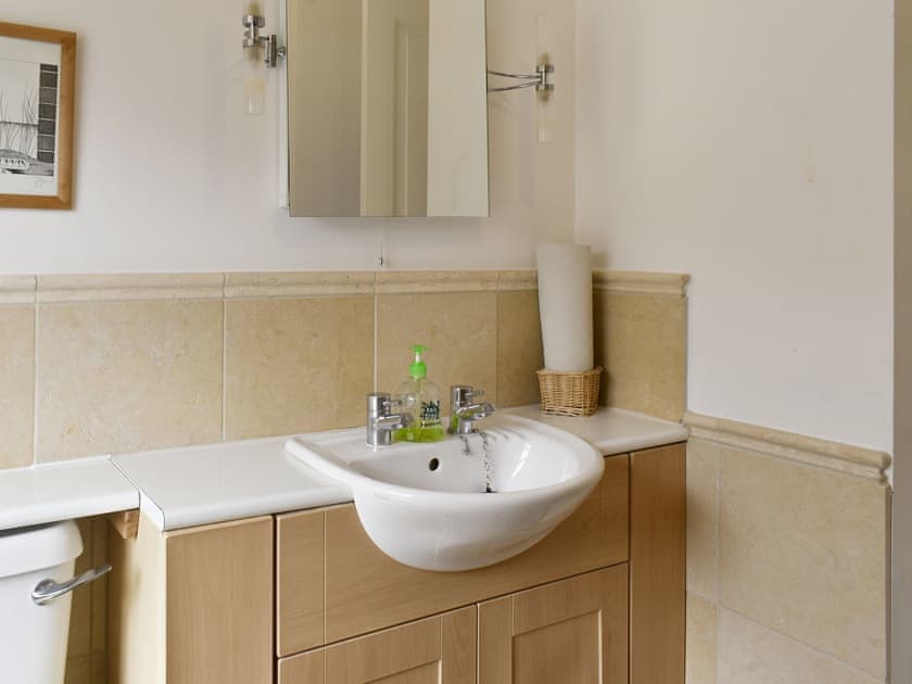 Family bathroom with shower over bath | St Abbs - Lightkeepers Cottage - St Abbs Lighthouse Cottages, St Abbs Head