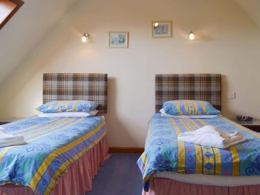 Light and airy twin bedroom | Seabreezes - Scott Holiday Cottages, Portknockie