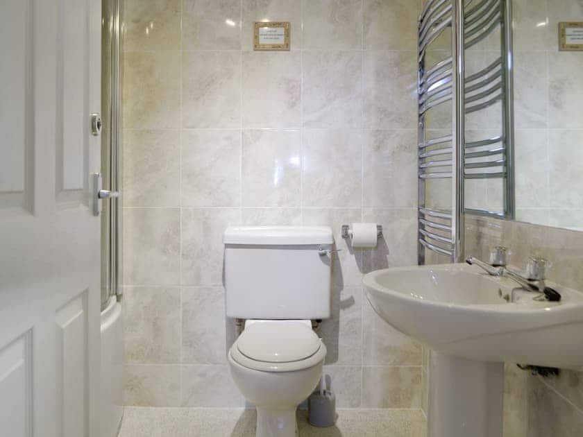 Family bathroom with shower over bath | Seabreezes - Scott Holiday Cottages, Portknockie
