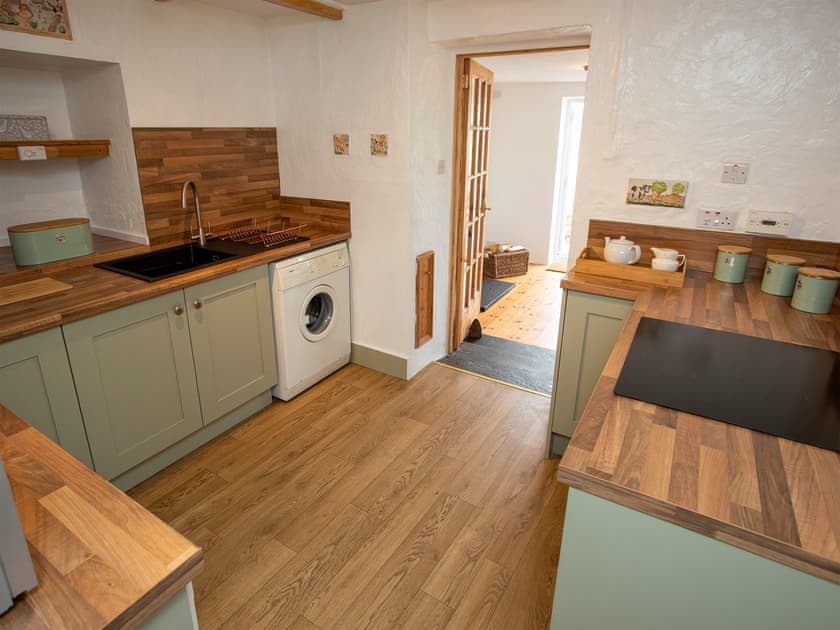 Well-equipped kitchen | Balloan Farm Cottage, Lairg