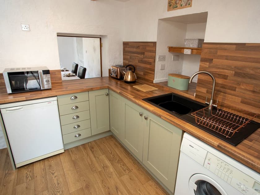 Well-equipped kitchen | Balloan Farm Cottage, Lairg