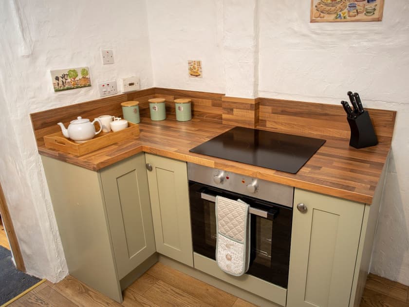 Well-equipped kitchen | Balloan Farm Cottage, Lairg