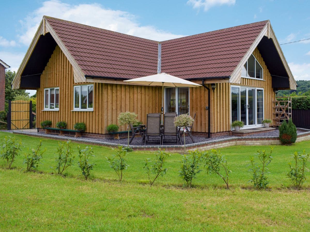 Bumble Lodge - Holiday Lodge in Central England - Image 1