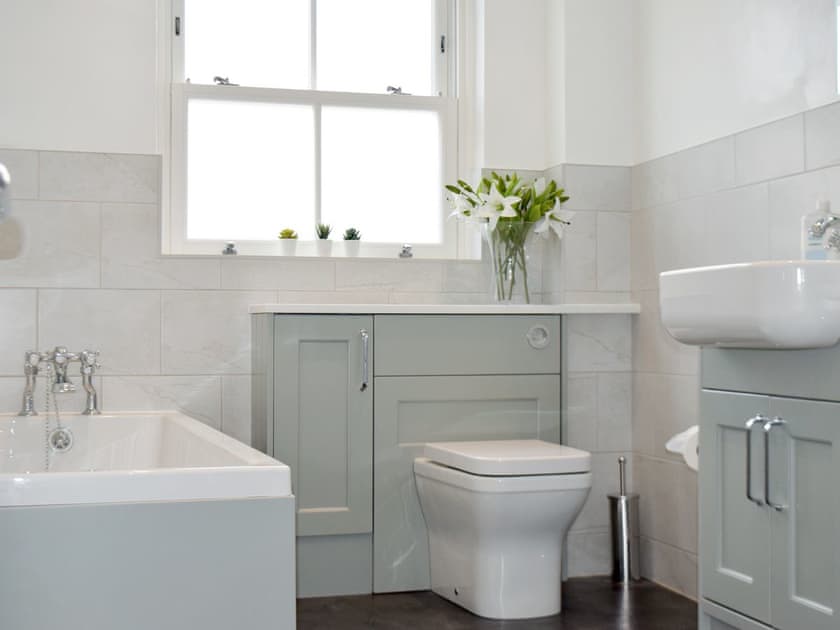 Family bathroom | Poachers’ Cottage, Keswick