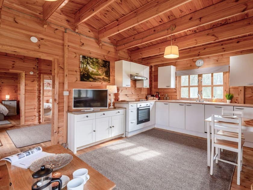 Well-appointed fitted kitchen | Dukes Wood - Readyfields Farm, Caunton, near Newark