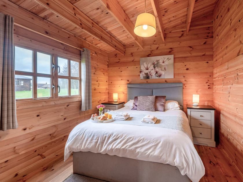 Kingsize double bed in the main bedroom | Dukes Wood - Readyfields Farm, Caunton, near Newark