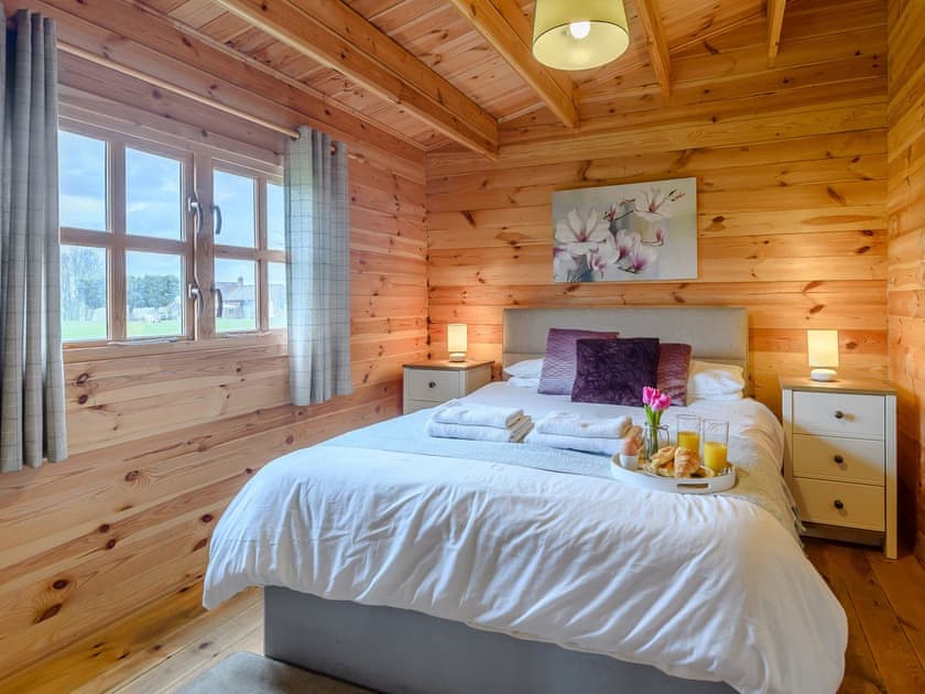 Comfortable bedroom with kingsize bed | Halfmoon Wood - Readyfields Farm, Caunton, near Newark
