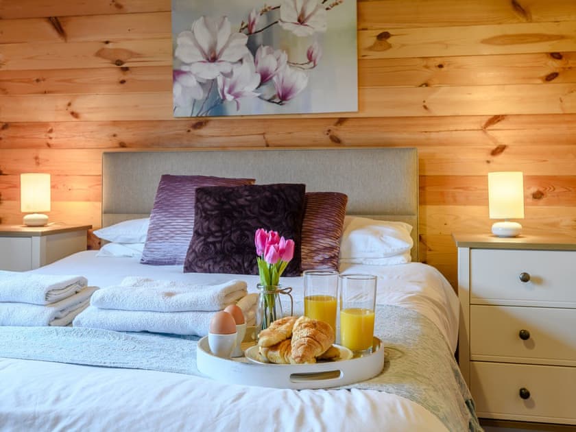 Spacious double bedroom | Halfmoon Wood - Readyfields Farm, Caunton, near Newark