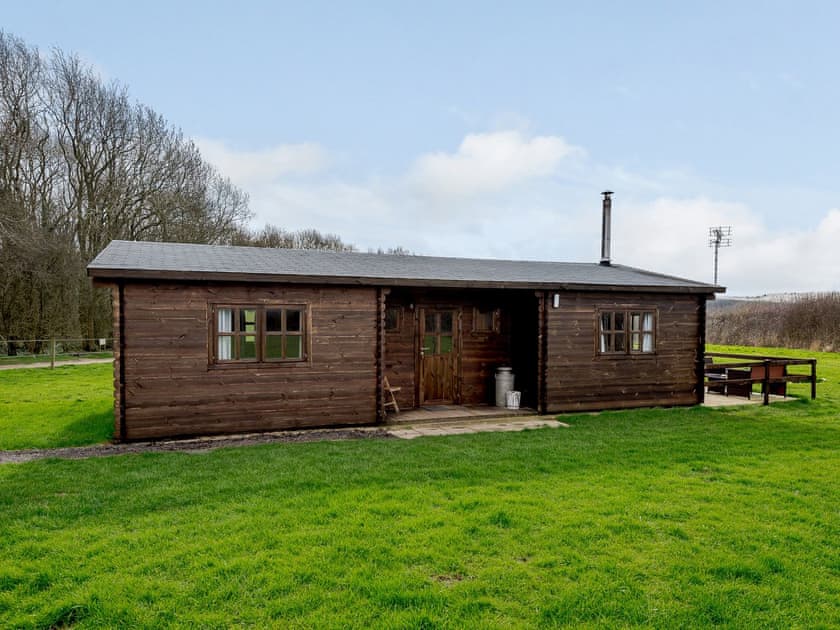 Attractive timber-built holiday home | Halfmoon Wood - Readyfields Farm, Caunton, near Newark