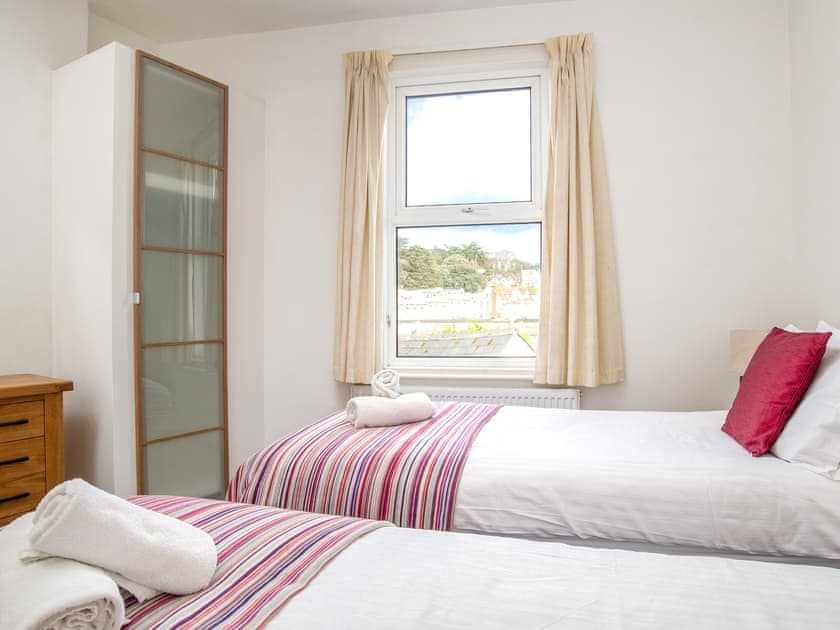 Comfy twin bedroom | Lifebuoy Cottage, Torquay