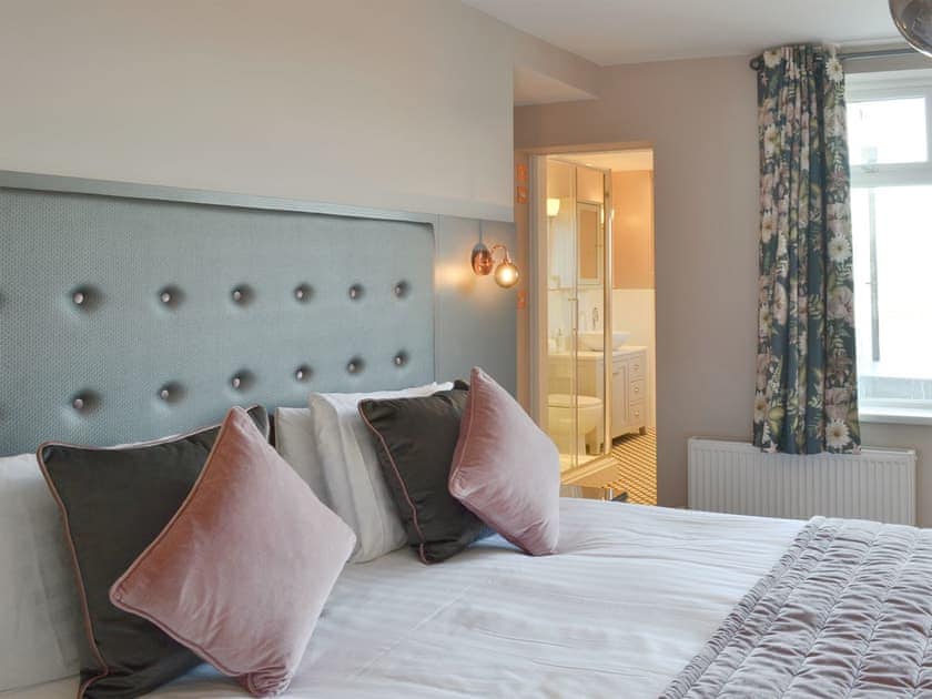 Well presented double bedroom with en-suite | Crows Nest, Bridlington