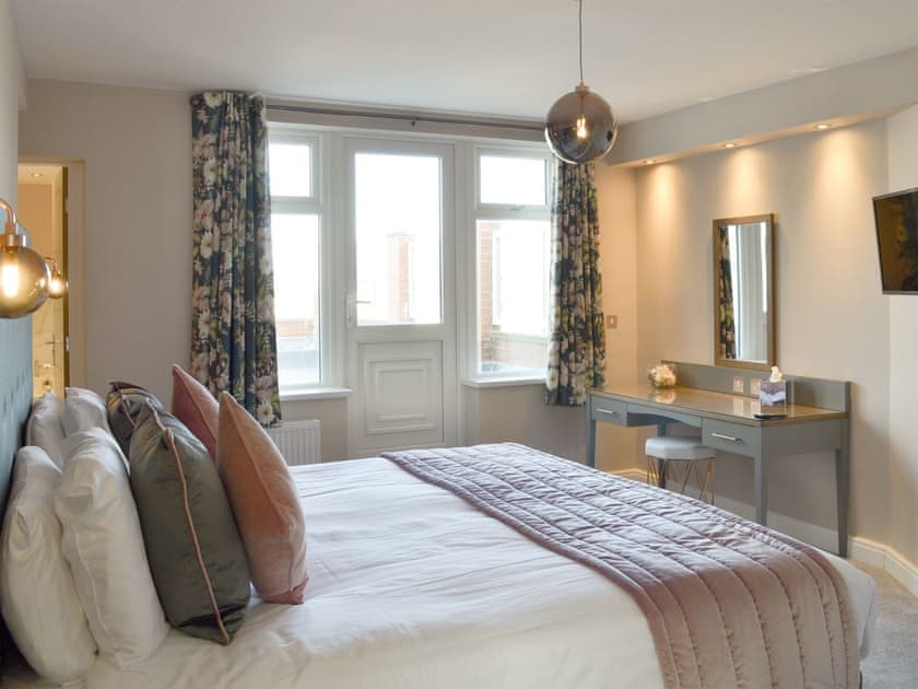 Well presented double bedroom with en-suite | Crows Nest, Bridlington
