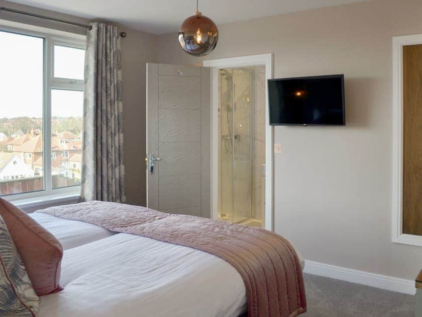 Comfy bedroom with en-suite | Crows Nest, Bridlington