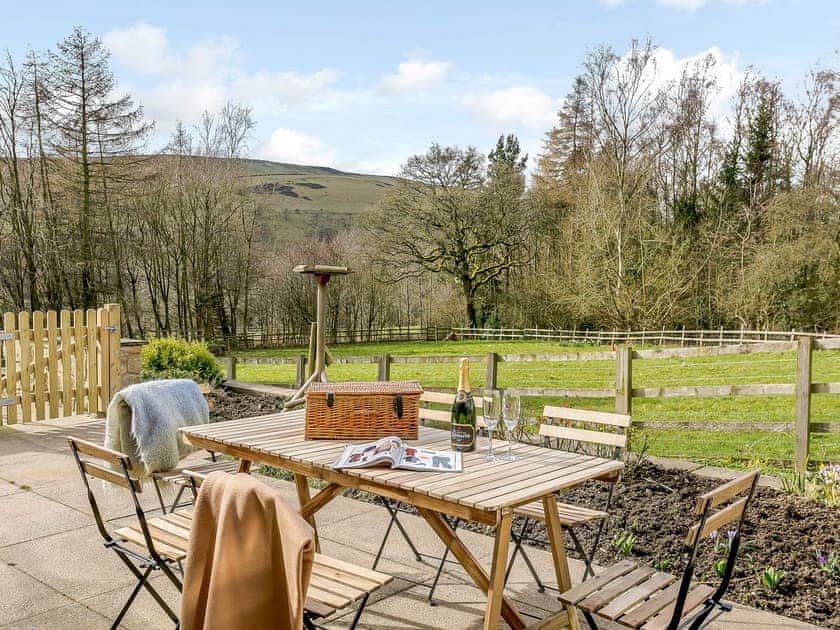 Relaxing sitting-out-area with stunning views | Cunliffe Cottage, Hathersage