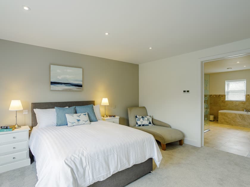 Spacious double bedroom with en-suite | Cunliffe Cottage, Hathersage