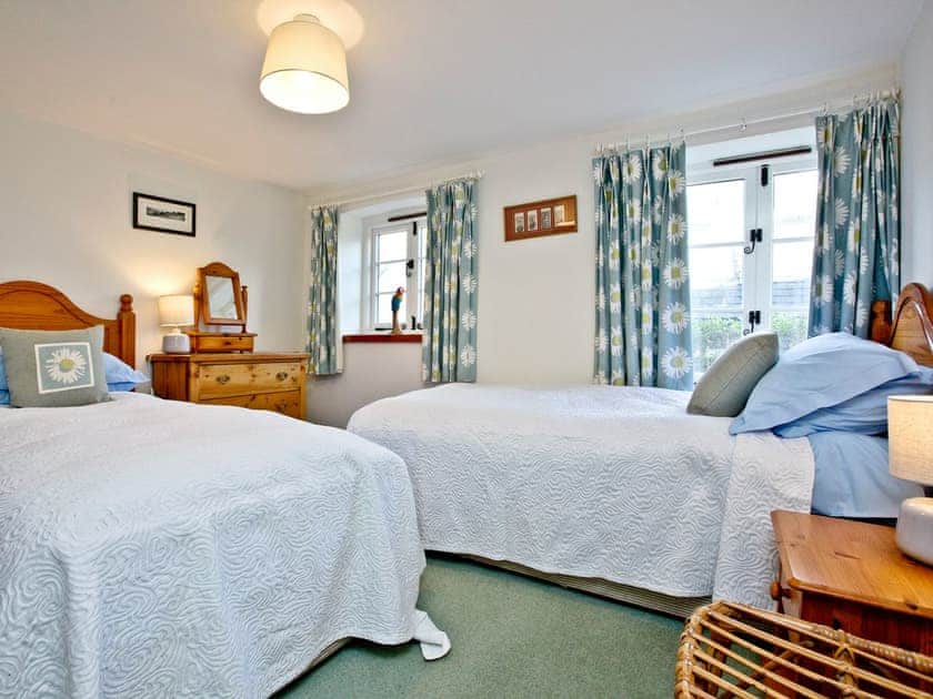 Charming twin bedroom with walk-in wardrobe | 2 Castle Cottage - Tuckenhay Mill, Bow Creek, between Dartmouth and Totnes