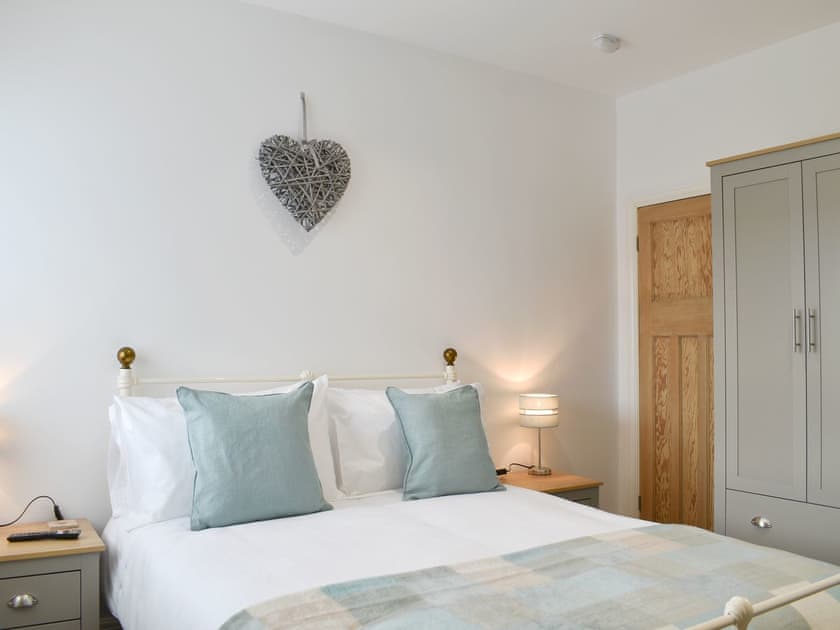 Comfortable double bedroom | Sapphire Cottage, Lowestoft