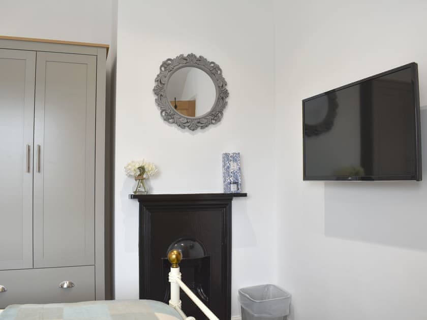 Comfortable double bedroom | Sapphire Cottage, Lowestoft