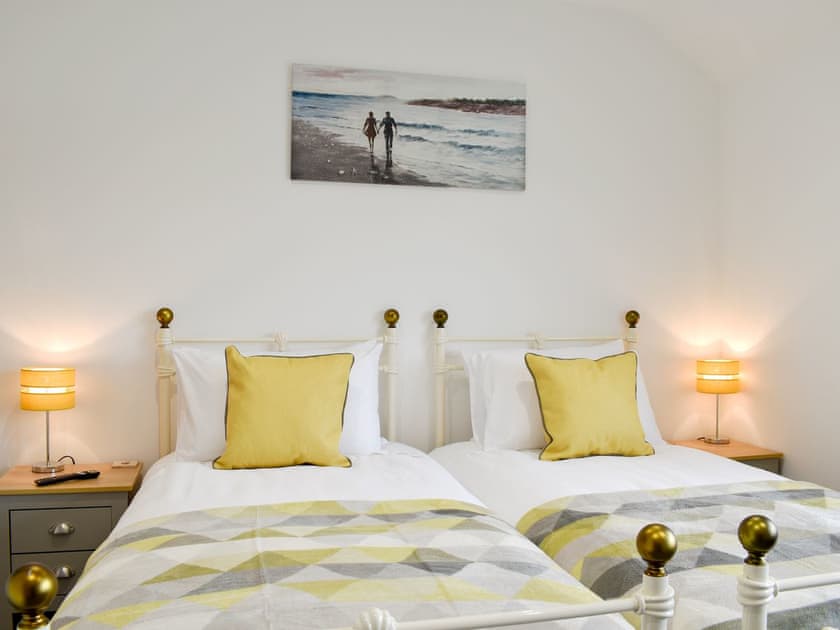 Attractive twin bedroom | Sapphire Cottage, Lowestoft