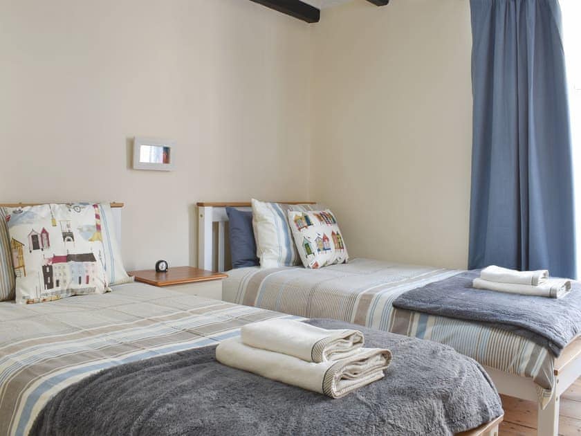 Well presented twin bedroom | Cobblestones, Whitby
