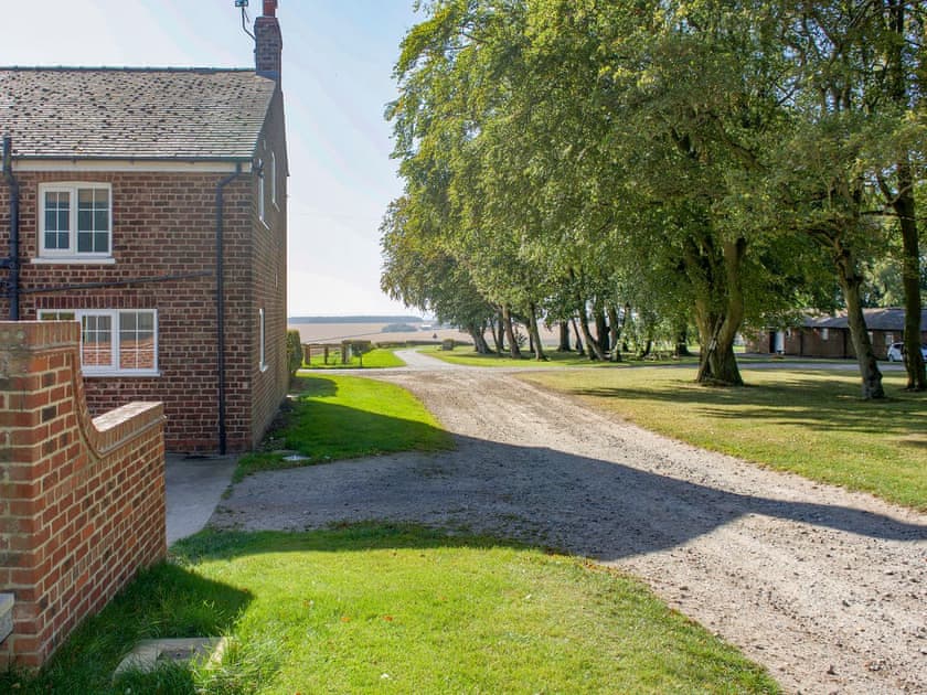 Gravelled driveway | The Hind House, Cottam, near Driffield