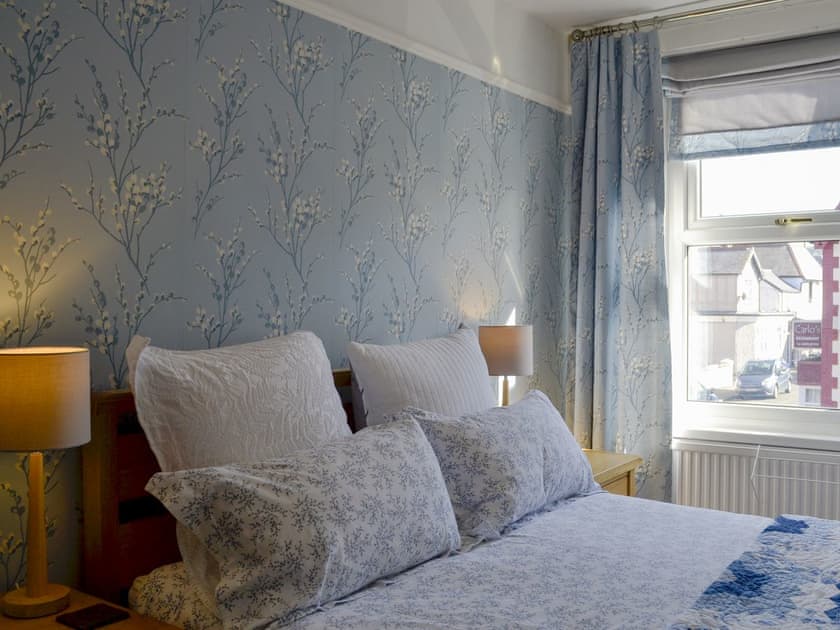 Attractive double bedroom | Tyn Y Ffrith, Llandudno