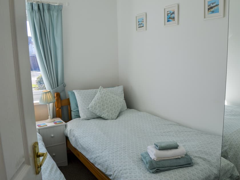 Cosy twin bedroom | Summerhouse Cottage, Beadnell, near Seahouses