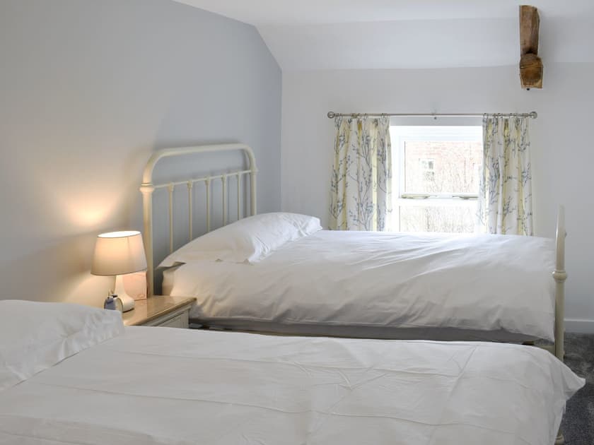 Bedroom with single bed and pull-out single bed | Toms Cottage, Melmerby, near Penrith