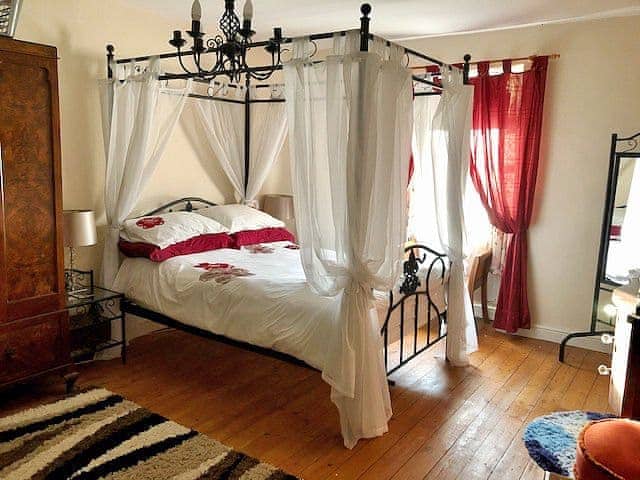 Four Poster bedroom | Ashley Cottage, Colsterworth, near Grantham
