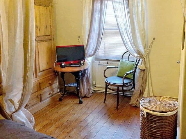 Four Poster bedroom | Ashley Cottage, Colsterworth, near Grantham