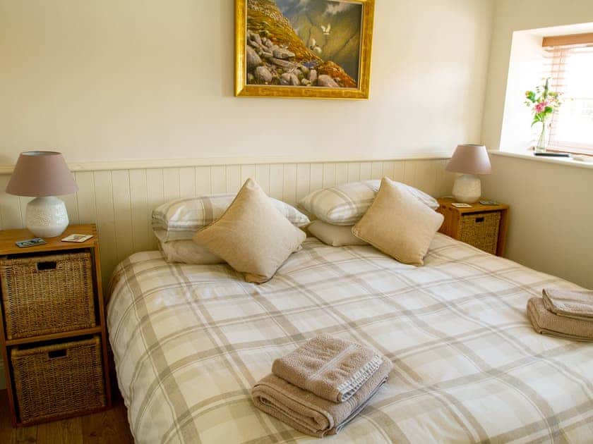 Master bedroom with super kingsize bed and en-suite | Puffin Lodge - Seabird Lodges, Bempton