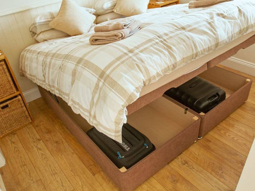Master bedroom with super kingsize bed and en-suite | Puffin Lodge - Seabird Lodges, Bempton