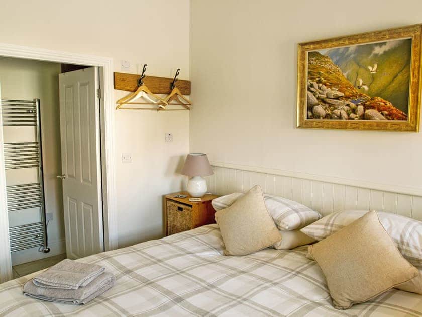 Master bedroom with super kingsize bed and en-suite | Puffin Lodge - Seabird Lodges, Bempton