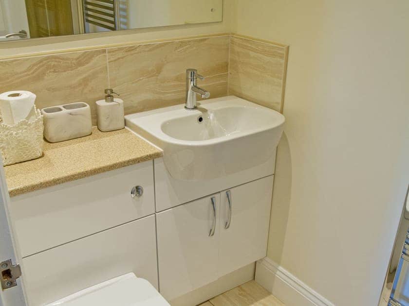 En-suite shower room | Puffin Lodge - Seabird Lodges, Bempton
