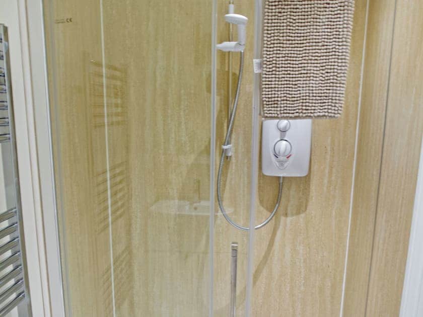 En-suite shower room | Puffin Lodge - Seabird Lodges, Bempton