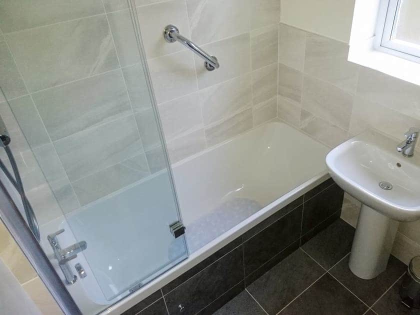 Well presented bathroom | Belle Isle Cottage, Haworth