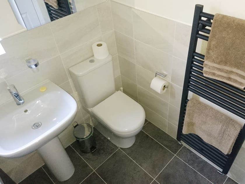 Well presented bathroom | Belle Isle Cottage, Haworth