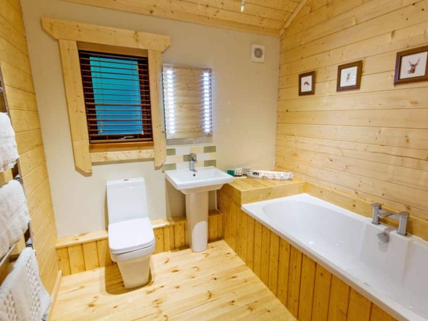 Bathroom | Henning Lodge - Brewery Farm Lodges, Ansty, near Dorchester