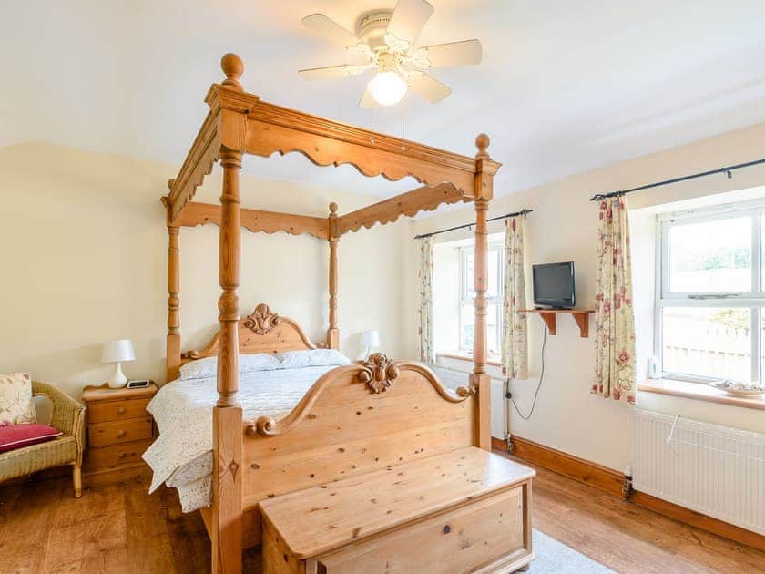 Romantic four Poster bedroom | Cottage in the Pond, Garton, near Hornsea
